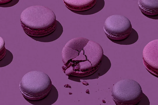 Lila Macarons auf violettem Hintergrund — Stockfoto