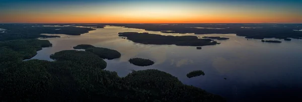 Lago Suoyarvi ao nascer do sol cercado por florestas da Carélia — Fotografia de Stock