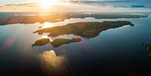 Suoyarvi lake at sunset surrounded by forests of Karelia — Stock Photo, Image