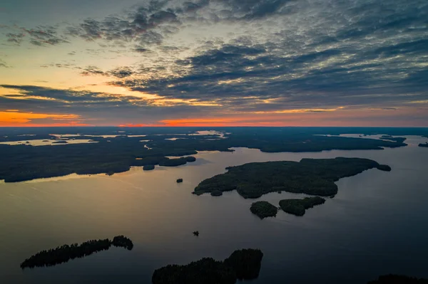 Suojarvi jezero při západu slunce obklopené lesy v Karémě — Stock fotografie