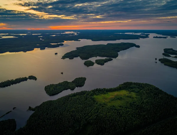 Lac Suoyarvi au coucher du soleil entouré de forêts de Carélie — Photo