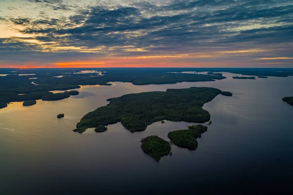 Lago Suoyarvi al tramonto circondato dalle foreste della Carelia — Foto Stock