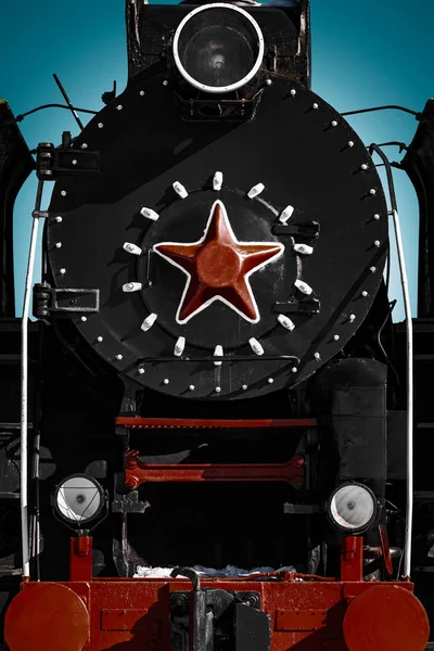Cabina di vecchia locomotiva a vapore sovietica con stella rossa — Foto Stock
