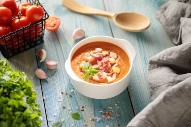 Salmorejo, İspanyol soğuk domates çorbası, hamon ile kase de servis