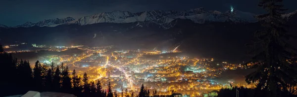 Geceleri Zakopane ve Tatry dağlarının havadan panoraması — Stok fotoğraf