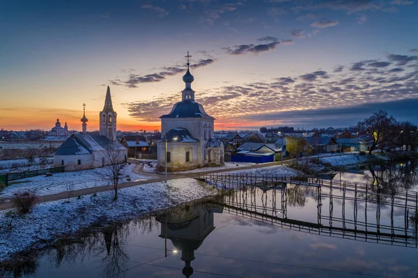 Ville russe Suzdal au coucher du soleil d'hiver — Photo