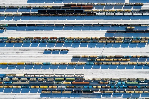 Εναέρια θέα των εμπορευματικών αμαξοστοιχιών στο σιδηροδρομικό σταθμό διαλογής — Φωτογραφία Αρχείου