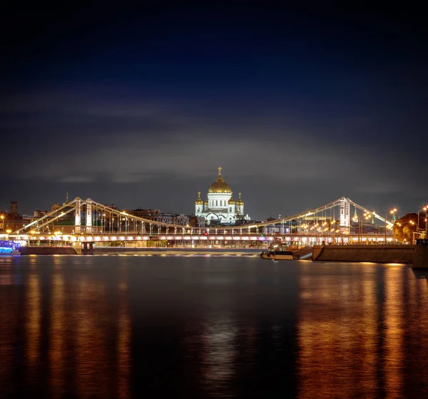 Vista noturna do Cristo Salvador e da Ponte Krymsky, Mosc — Fotografia de Stock