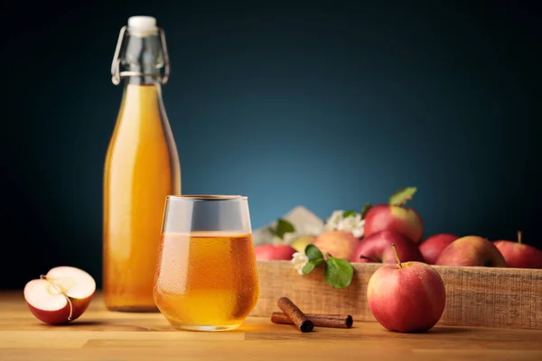 Glass Homemade Apple Cider Juice Red Fresh Apples Garden Bottle — Stock Photo, Image