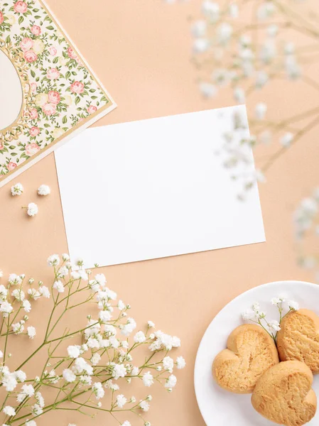 Romantische Papeterie Flach Liegend Mit Leerer Grußkarte Und Weißen Blumen — Stockfoto