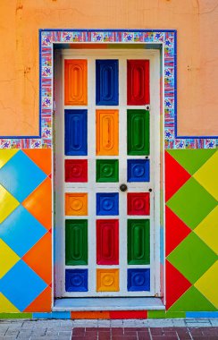 Çok renkli dış kapı görünümü