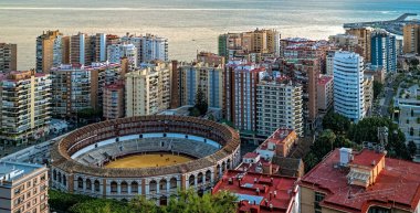 Panoramik Malaga bağlantı noktası, boğa güreşi arena, Royal Caribbean bağımsızlık denizler gemisi limandan Costa del Sol, Malaga Eyaleti, İspanya demirledi