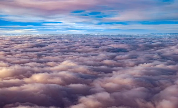Blick Über Die Wolken Aus Dem Flugzeug — Stockfoto