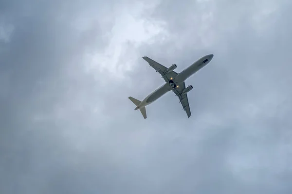 天空中的飞机 底部视图 — 图库照片