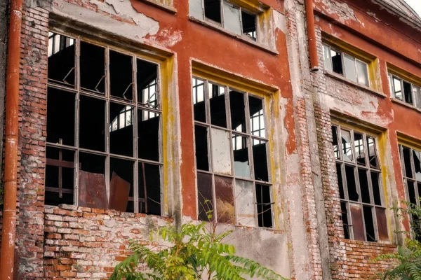 Exterior Industrial Building Degradation — Stock Photo, Image