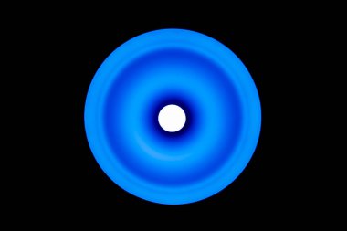 Siyah arka plan üzerinde led ampul ile mavi elektrik lambası