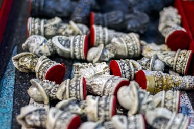 Benzersiz mini taş satranç taşları atılmış