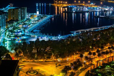 Malaga şehri, geceleri deniz kenti ve liman, Costa del Sol, Malaga Eyaleti, Endülüs, İspanya, Batı Avrupa