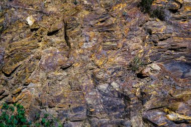   doğal renkli oluşumları kaya