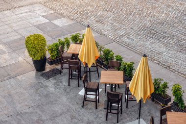 Boş masa ve sandalye açık manzaralı