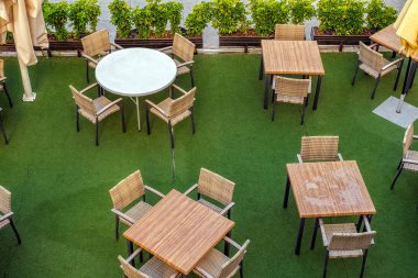 Boş masa ve sandalye açık manzaralı