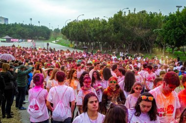 Malaga, İspanya - 18 Şubat 2018. Mutlu genç insanlar Holi hayat festivali kutlamak
