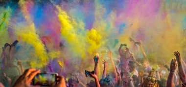 Malaga, İspanya - 18 Şubat 2018. Mutlu genç insanlar Holi hayat festivali kutlamak