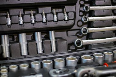 siyah bir plastik kap içinde anahtar seti