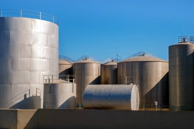 Mavi gökyüzü üzerinde büyük sanayi tankları