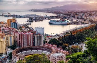 Malaga, İspanya. 26 Kasım 2107. Panoramik Malaga şehir ve liman, İspanya