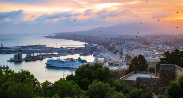 Malaga, İspanya. 26 Kasım 2107. Panoramik Malaga şehir ve liman, İspanya