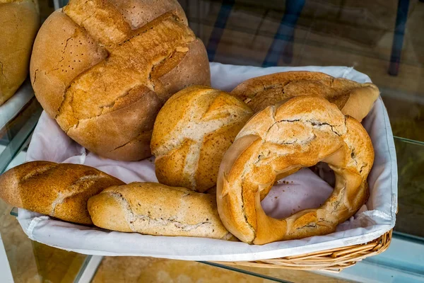 Wizytówką Kosz Pełen Świeżego Chleba — Zdjęcie stockowe