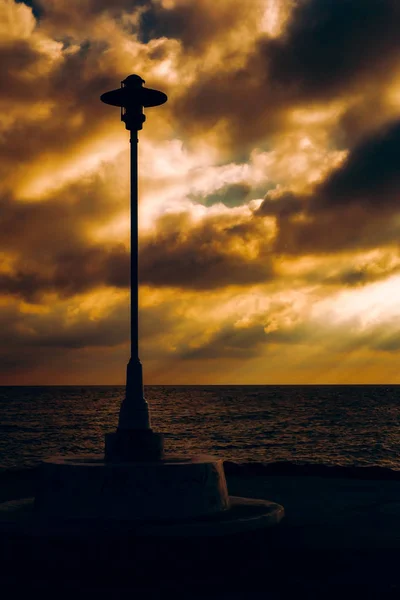 Poste Luz Contra Nuvens Escuras Tempestade — Fotografia de Stock