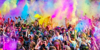 Rusçuk şehri, Bulgaristan - 28 Haziran 2017. Müzik ve Renkler Festivali boyunca dans eden ve kutlama yapan mutlu gençler