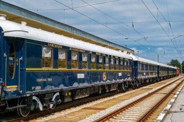 Rusçuk şehri, Bulgaristan - 29 Ağustos 2017. Efsanevi Venedik Simplon Orient Ekspresi Ruse tren istasyonundan ayrılmaya hazır. Lüks tren Paris ve İstanbul arasında seyahat eder..