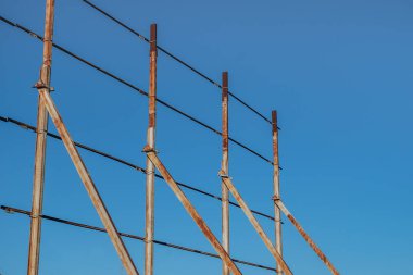 mavi gökyüzünde paslı demir