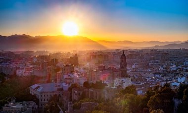 Günbatımı Malaga şehri, İspanya