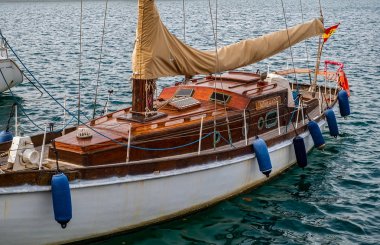 eski teknenin Limanda demirli
