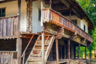 Bükreş, Romanya, 5 Eylül 2017. Dimitrie Gusti Ulusal Köy Müzesi, geleneksel Romen ahşap halk evi 