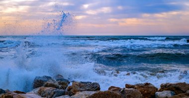 dalgalar taş, görünümü Kapat