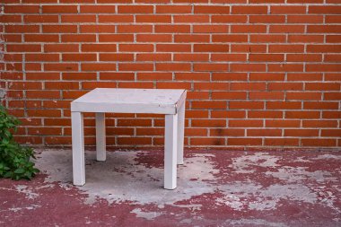 kırmızı tuğla ile beyaz masa