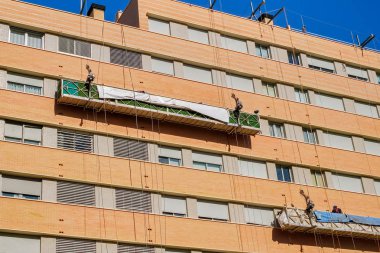 Malaga, İspanya - 23 Şubat 2018. Dış Cephe İskele Asansör bina onarım için işçilerin