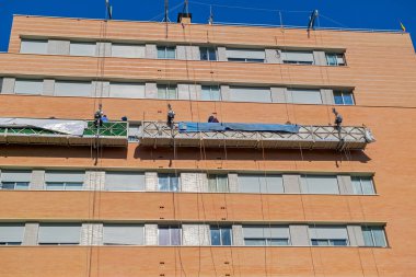 Malaga, İspanya - 23 Şubat 2018. Dış Cephe İskele Asansör bina onarım için işçilerin