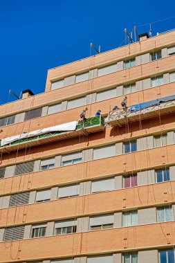 Malaga, İspanya - 23 Şubat 2018. Dış Cephe İskele Asansör bina onarım için işçilerin