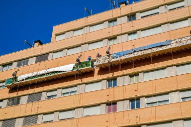 Malaga, İspanya - 23 Şubat 2018. Dış Cephe İskele Asansör bina onarım için işçilerin