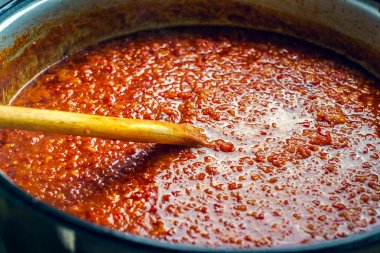 zacusca hazırlık - Romence geleneksel sebze güveç