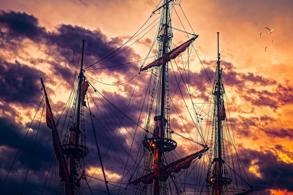 Nave Pirata Nel Paesaggio Del Tramonto — Foto Stock
