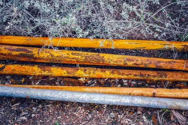 Tuberías Oxidadas Hierba — Foto de Stock