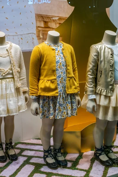 Pencere göstermek için çocuk mankenler ile