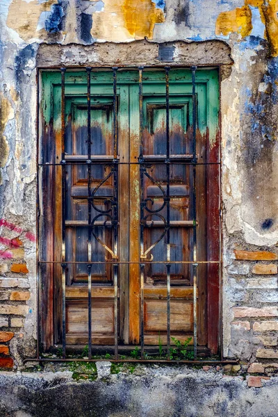 Окно Решетками Старом Заброшенном Здании — стоковое фото